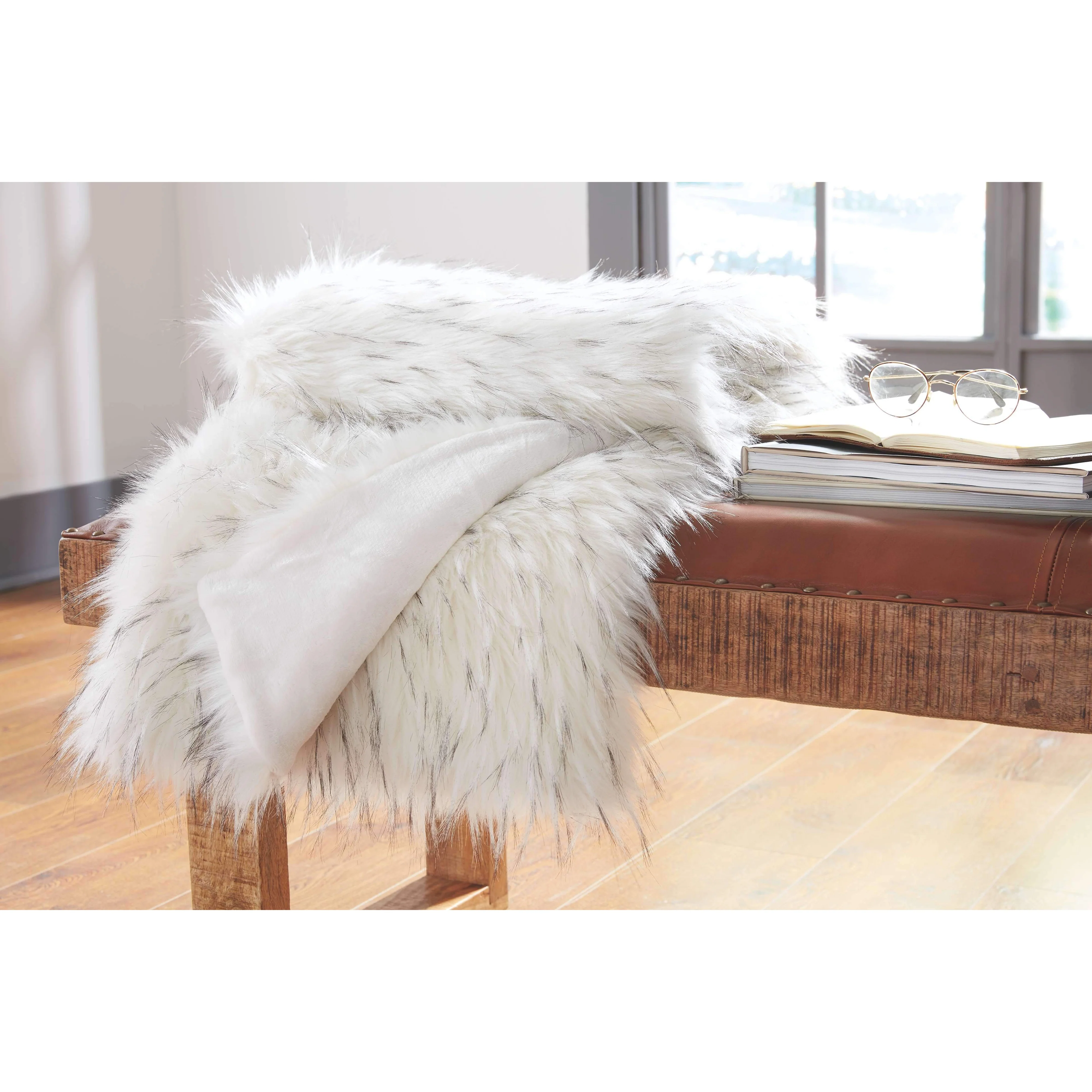 Calisa - White - Throw (3/cs) - Image 4