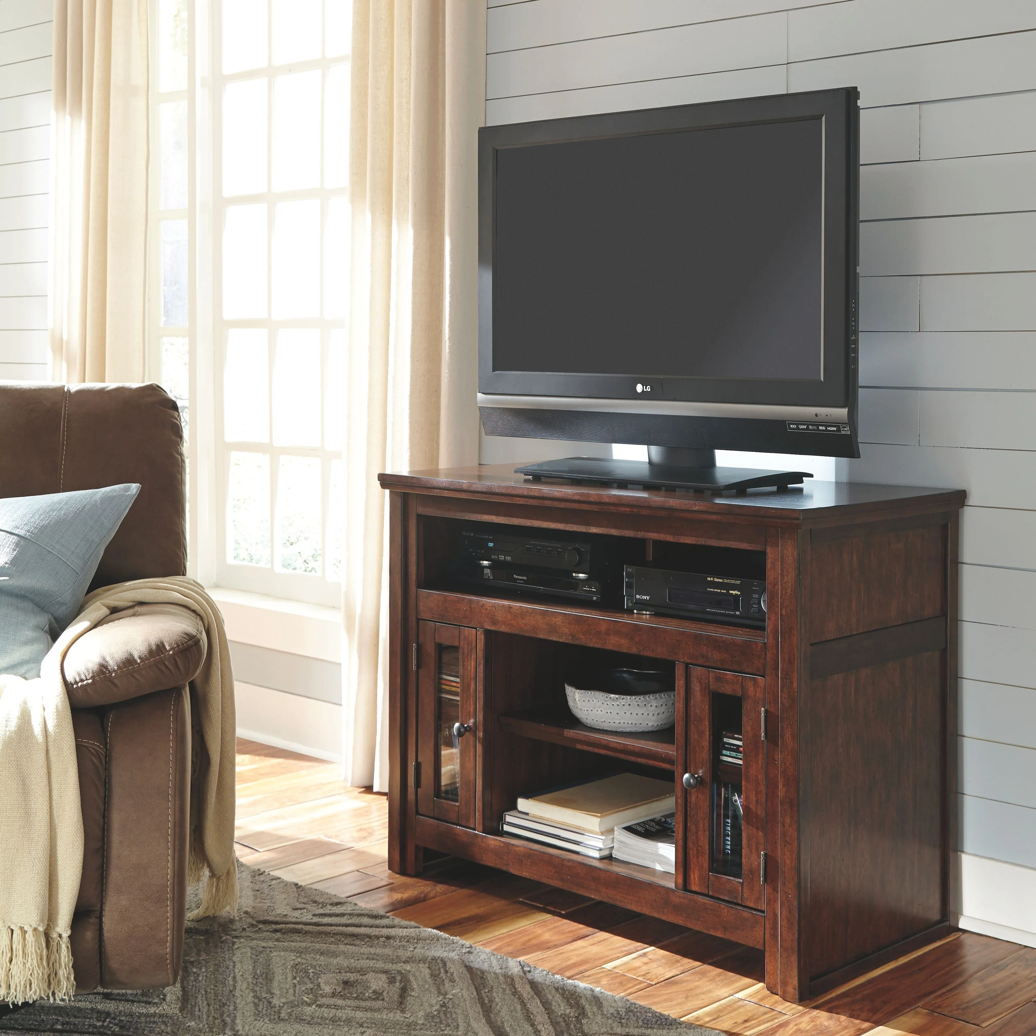 Harpan - Reddish Brown - Tv Stand - Image 3