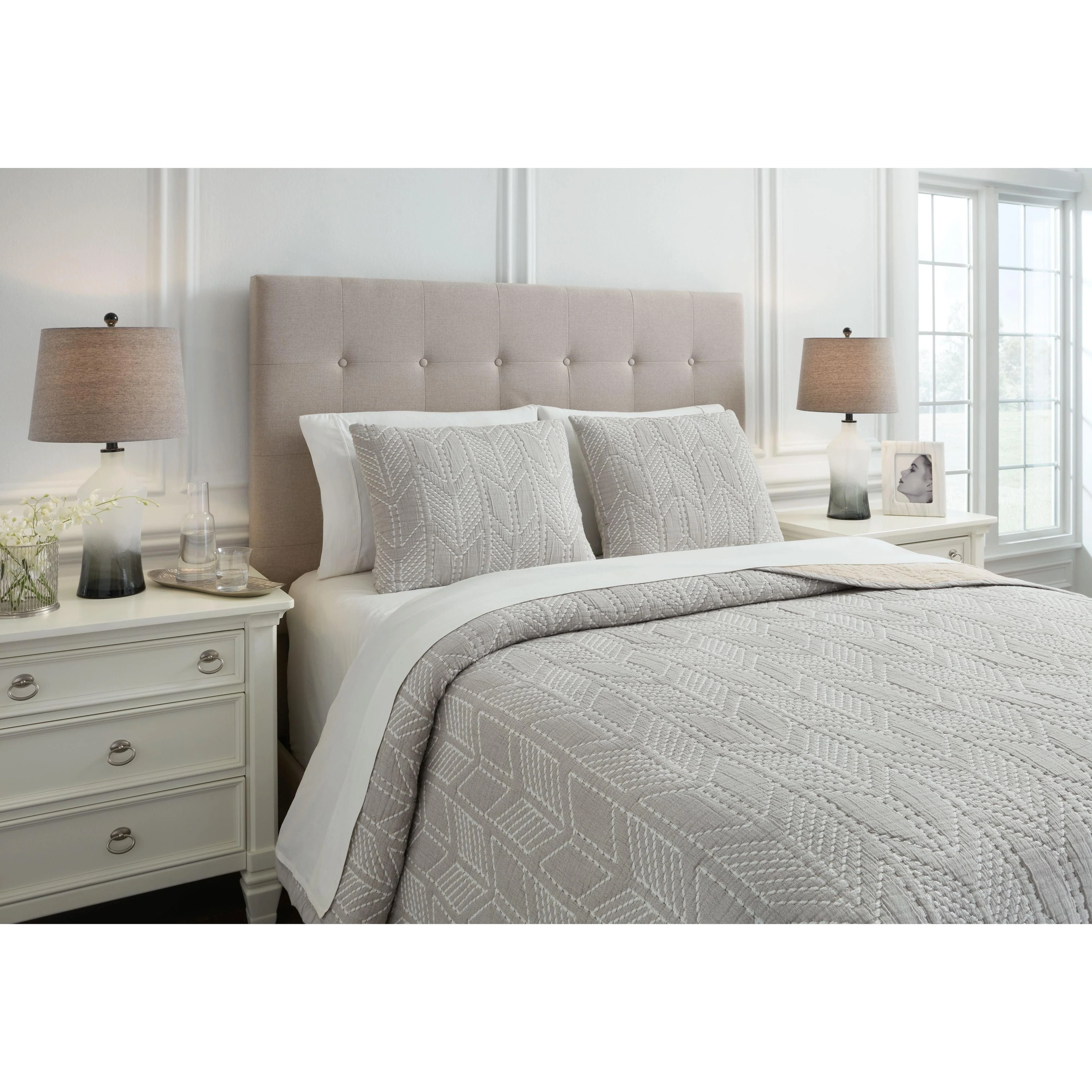 Jaxine - Gray/white/cream - Queen Coverlet Set - Image 4